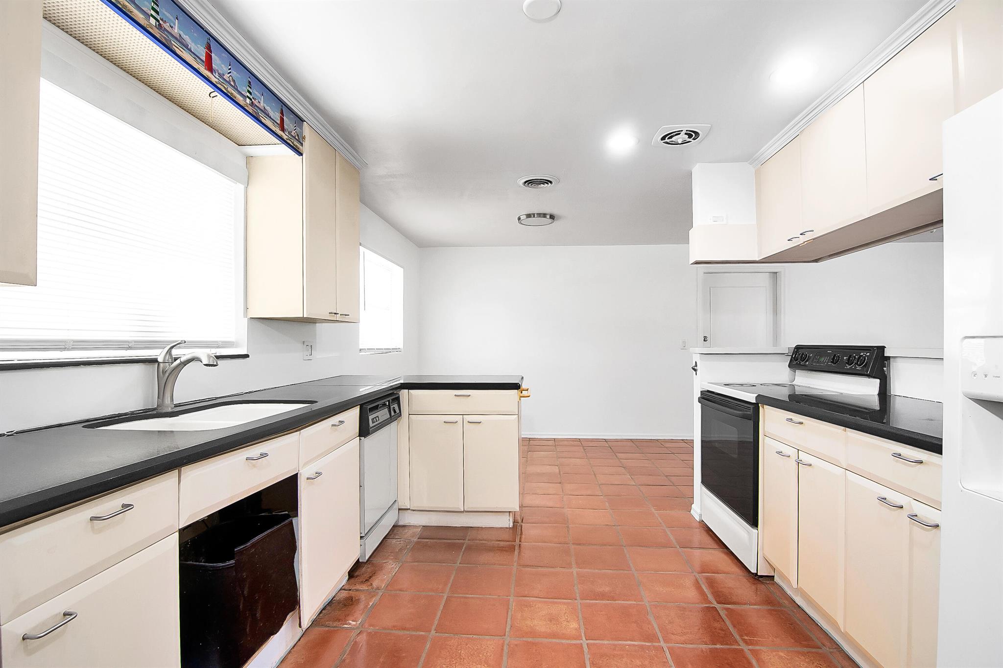 Image to showcase the property located at 360 Saturn Avenue