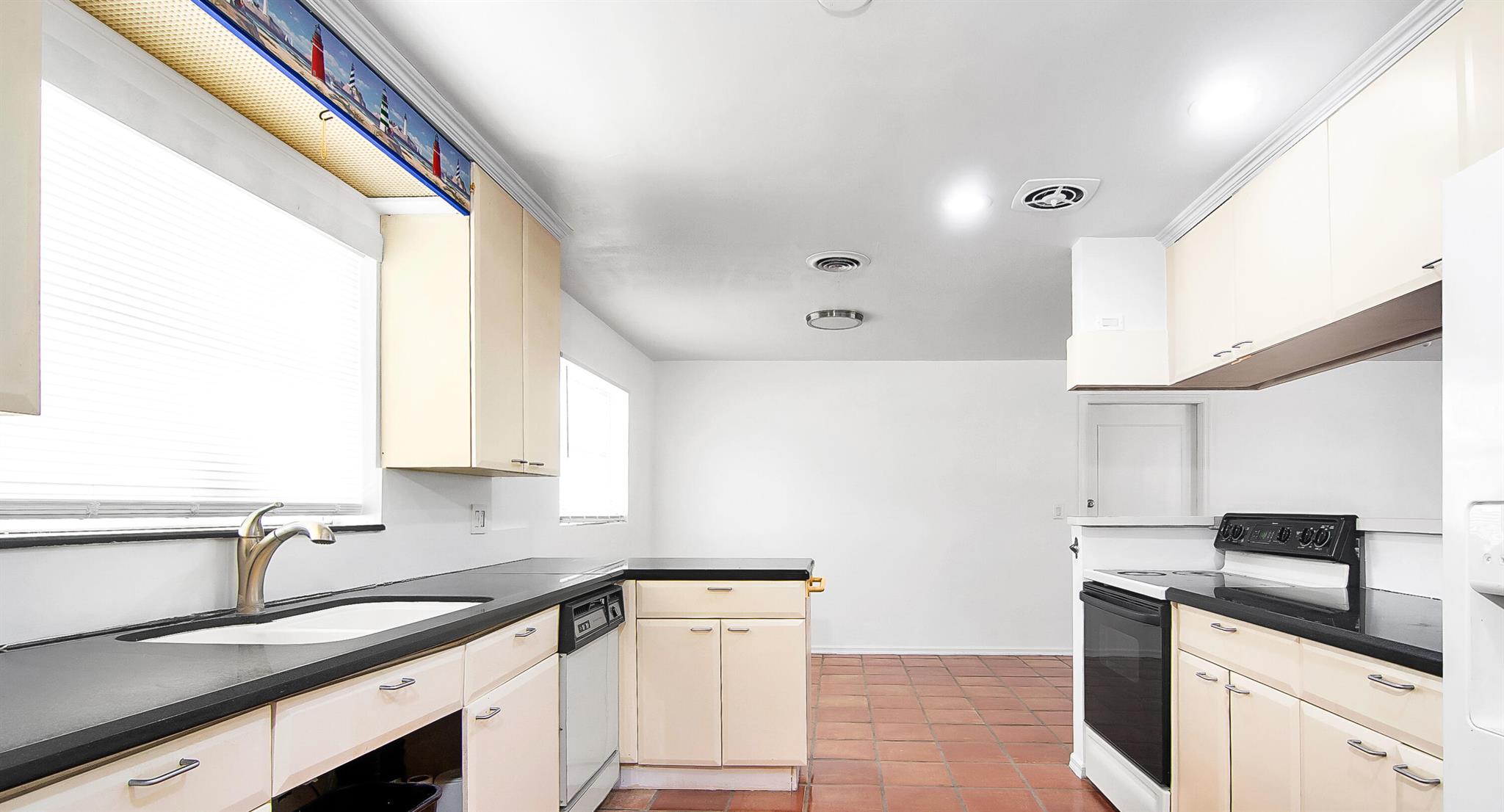 Image to showcase the property located at 360 Saturn Avenue