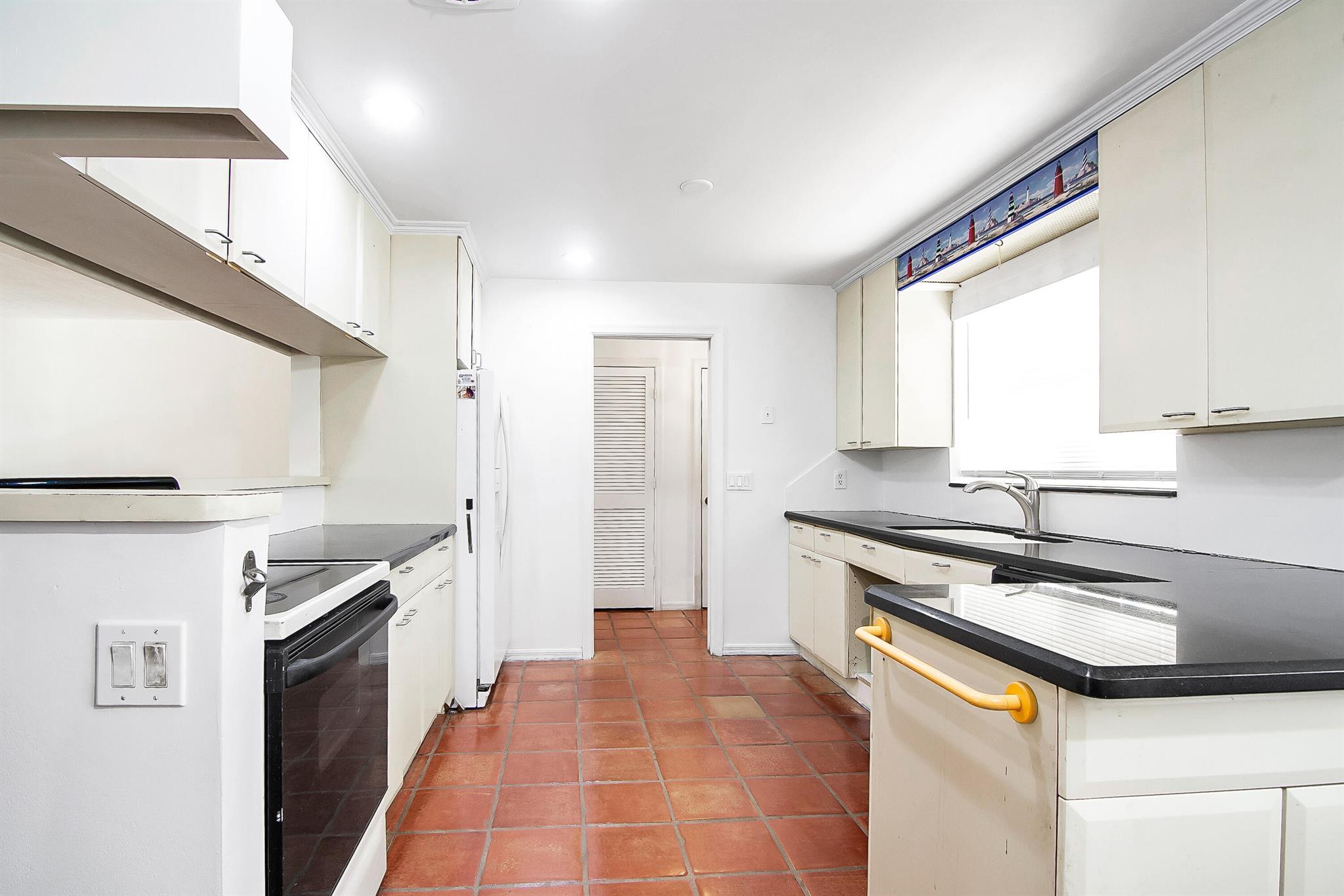 Image to showcase the property located at 360 Saturn Avenue