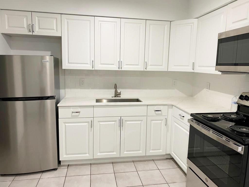 Welcome to this beautifully updated 2-bedroom, 1-bathroom villa, ideally located in the heart of Delray Beach! Situated in an all-ages community, this corner unit offers both privacy and convenience. Step into a newly updated kitchen with modern appliances, complemented by a separate laundry room for added convenience. Enjoy the comfort of central air conditioning throughout the unit. Located just minutes away from vibrant Atlantic Avenue and the beach, this home offers the perfect blend of urban excitement and coastal charm. Don't miss out on this opportunity--schedule your viewing today!