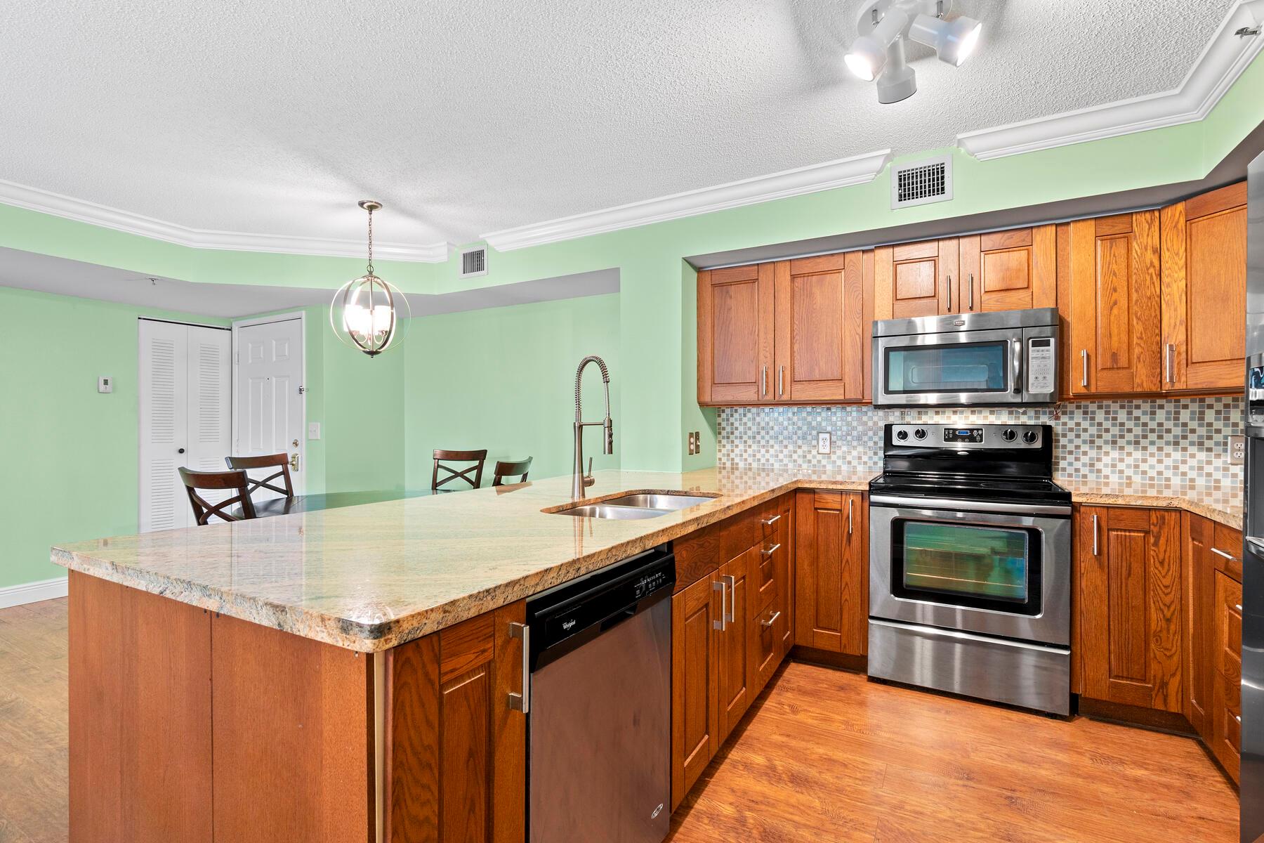 140 Yacht Club Way Unit 207, Hypoluxo, Florida 33462