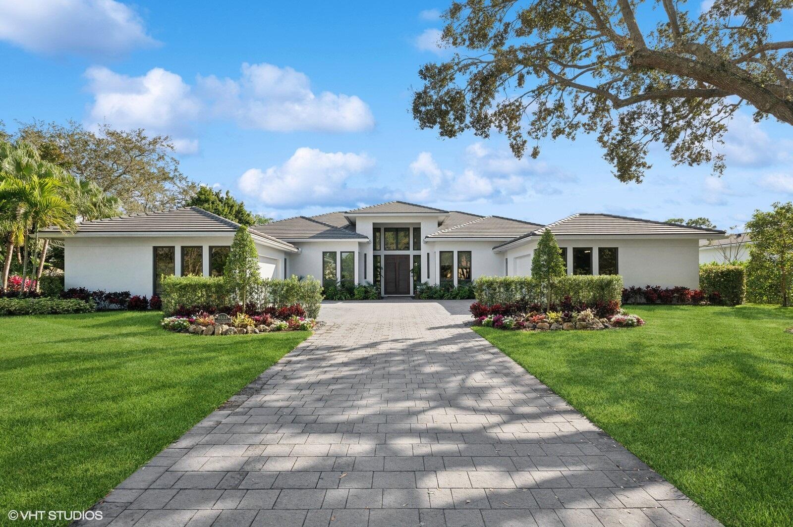 Experience living in your own private Resort in this beautiful modern home, sitting on over an acre of land and yet in close proximity to major shopping and dining destinations. The spacious Indoor and outdoor Living areas together with the stunning pool and the lush meticulously manicured gardens offer limitless opportunities to entertain and create unforgettable memories.   The house features 6 ensuite Bedrooms and a custom chef's kitchen with European cabinetry, Sub-Zero and Wolf appliances.