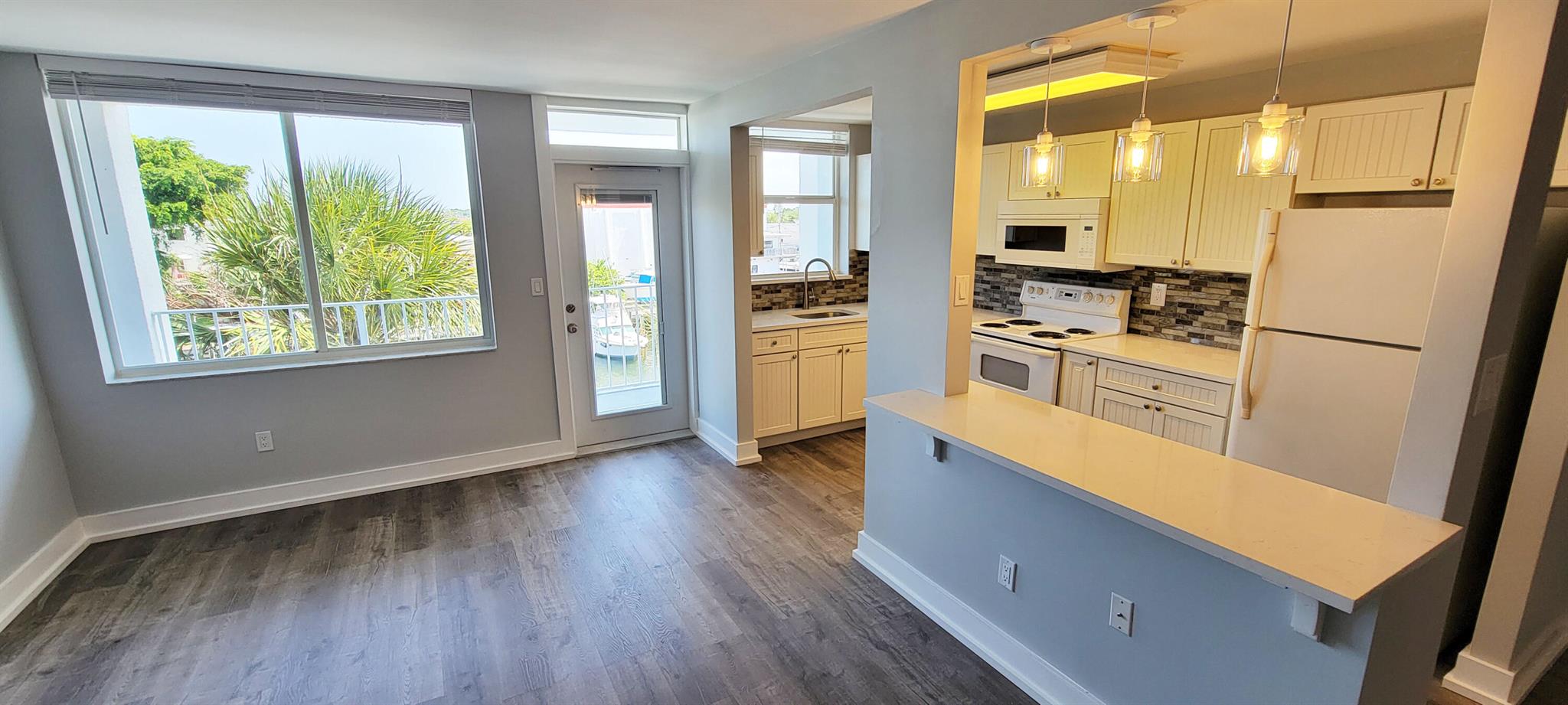 Image to showcase the property located at 108 Paradise Harbour 405 Boulevard 405