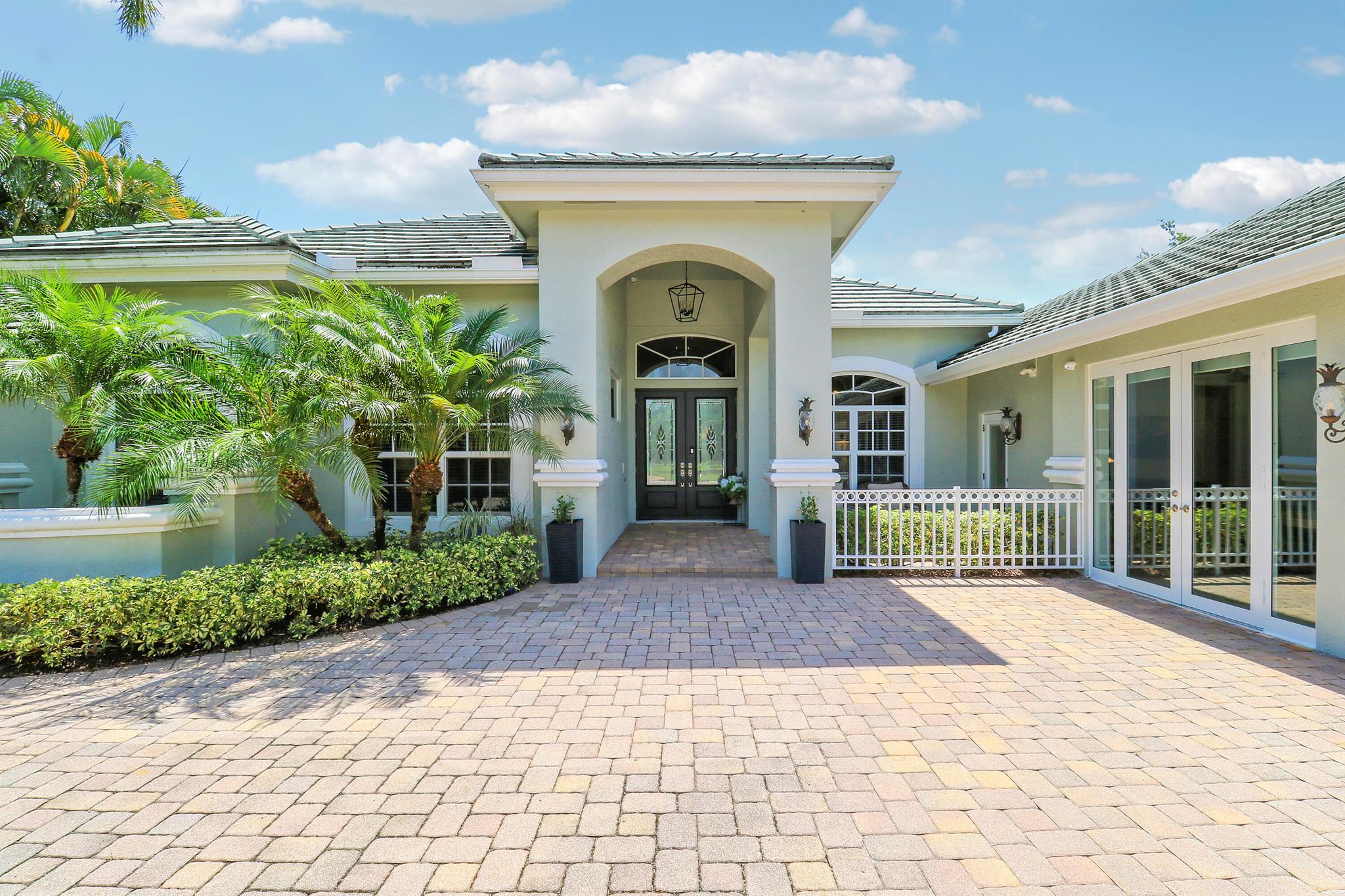 Image to showcase the property located at 19560 Gulfstream Drive