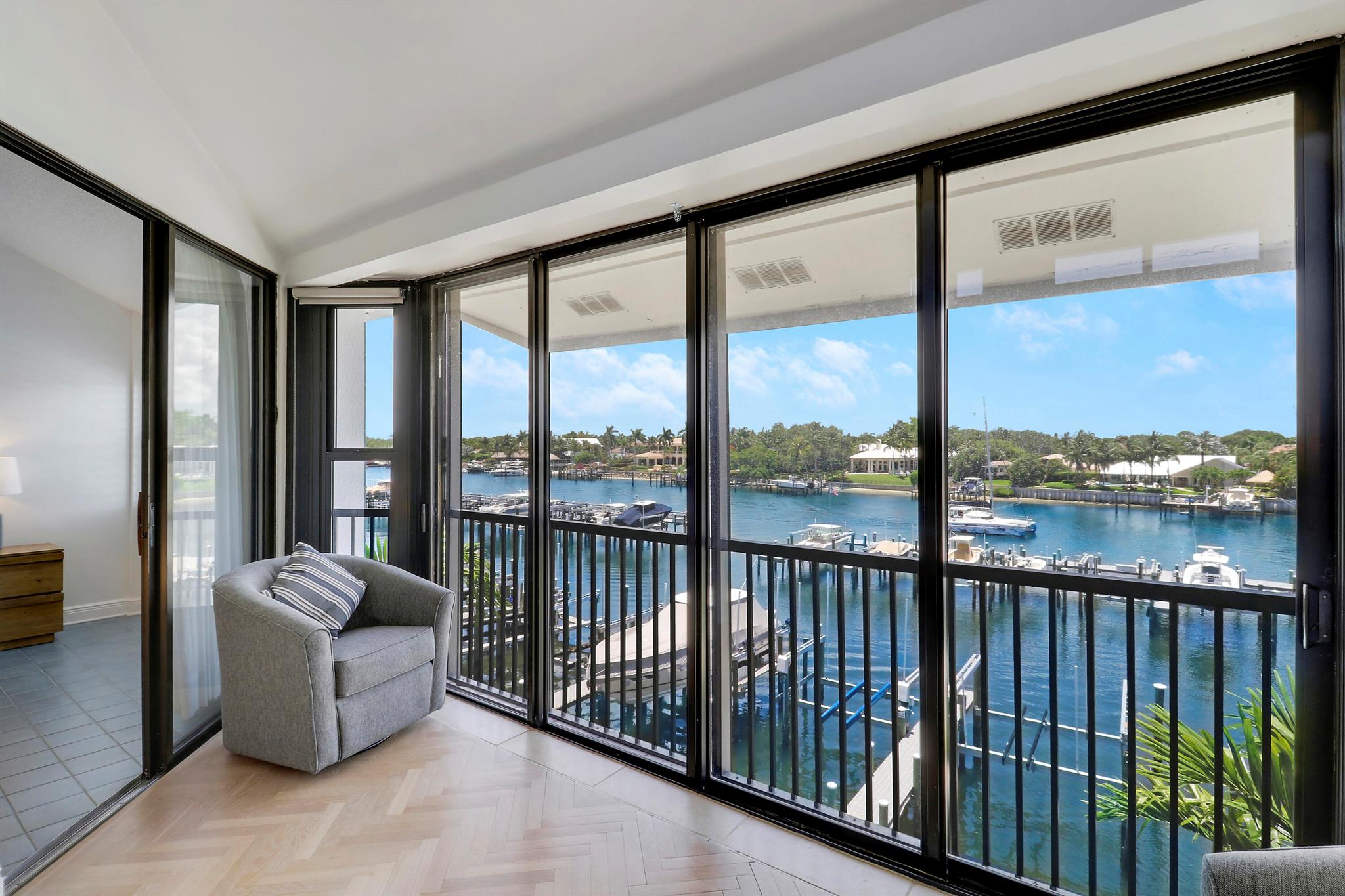 Image to showcase the property located at 543 Bay Colony Drive N Slip 8