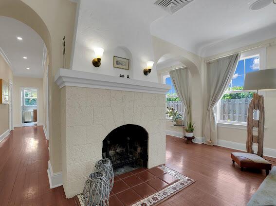 Image to showcase the property located at 910 NE 2nd Avenue