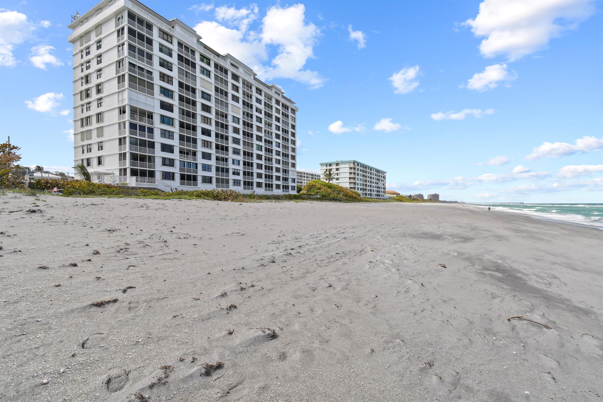 Image to showcase the property located at 840 Ocean Drive 404