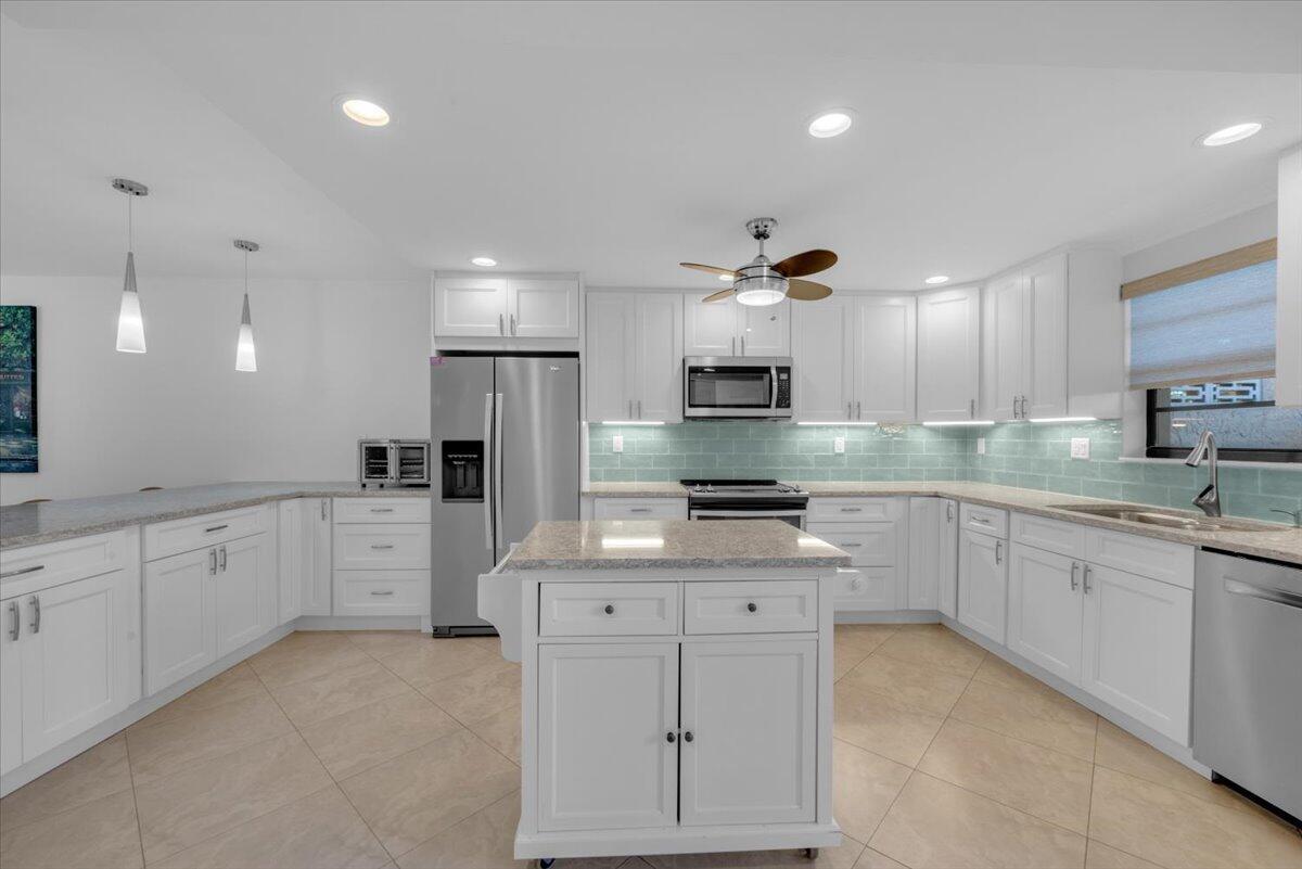 Image to showcase the property located at 300 N Highway A1a 103m