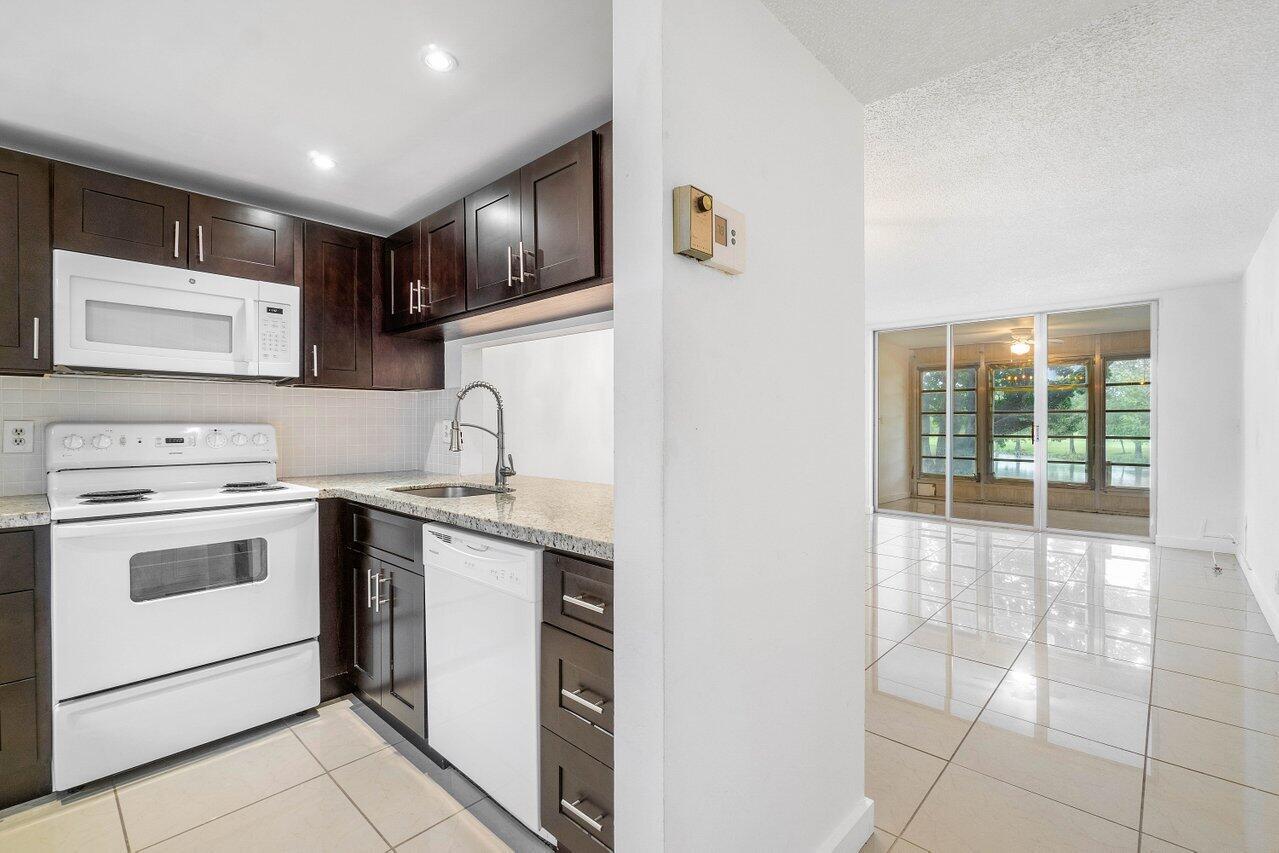 9235 Lagoon Place 205, Davie, FL 