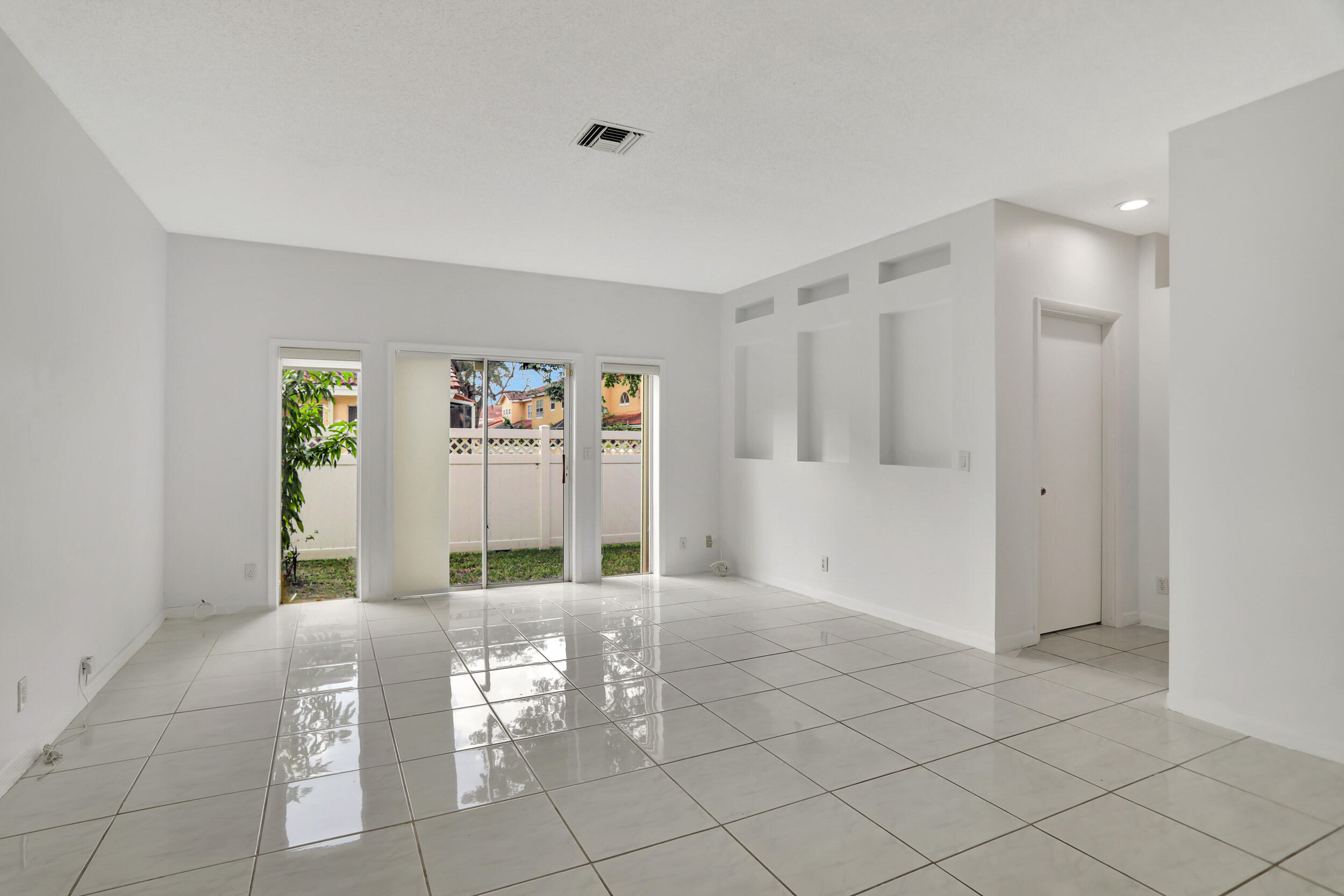 11199 Lakeview Drive 47-M, Coral Springs, FL 