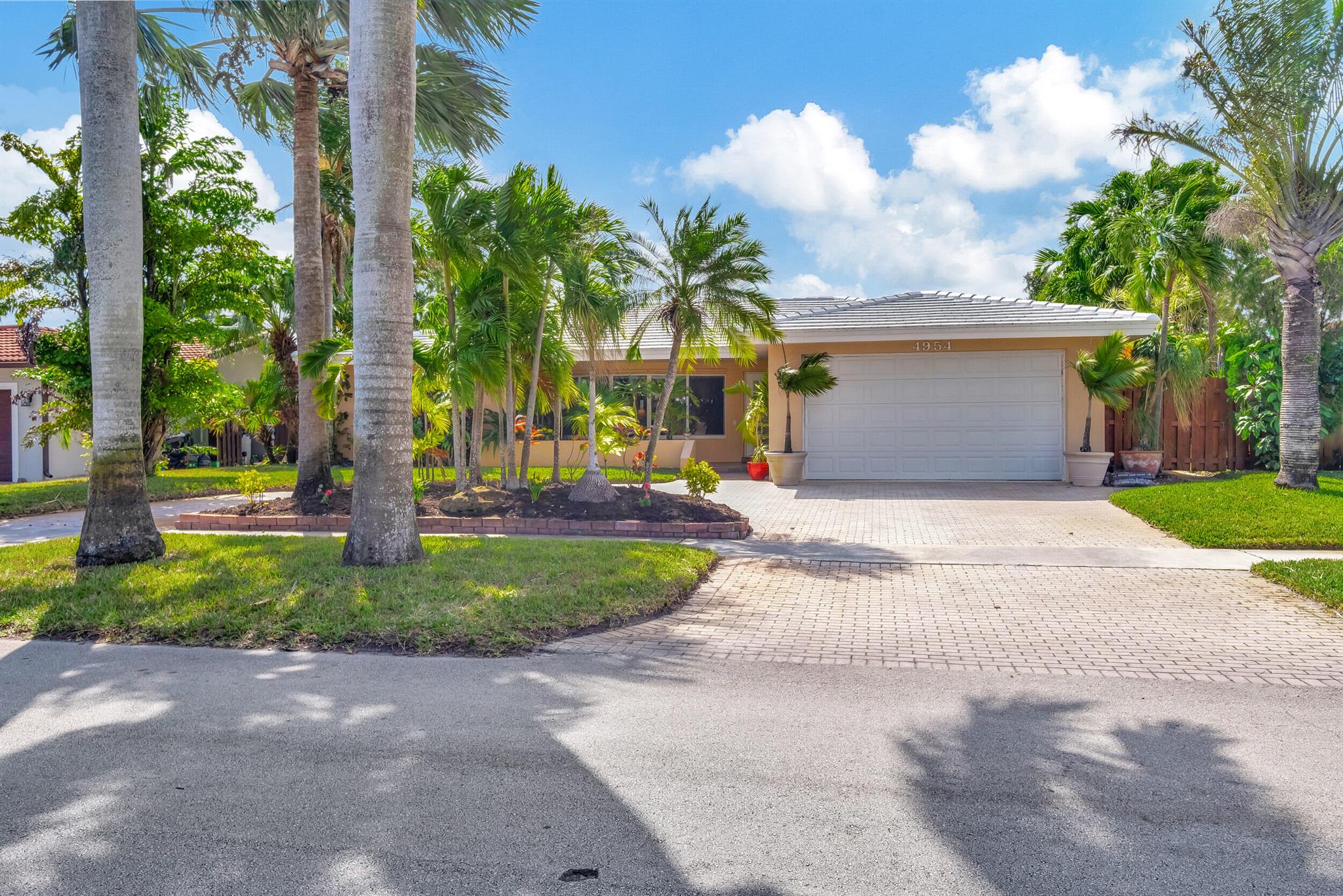 4954 Sarazen Drive, Hollywood, FL 