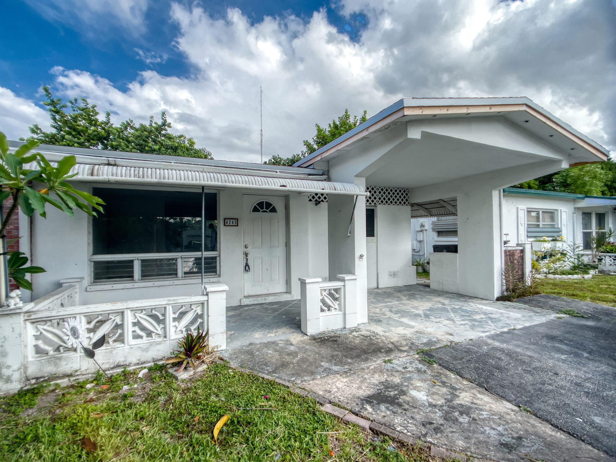 4245 NW 52nd Avenue, Lauderdale Lakes, FL 