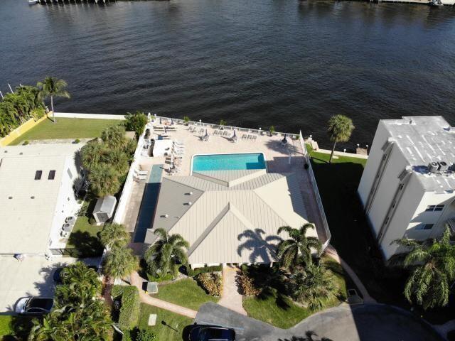 GREAT INTRACOASTLE COMMUNITY POOL, SIT BACK AND WATCH THE BOATS GO BY, NEW ROOF AND A/C.  MOTIVATED SELLER MAKE OFFER!!