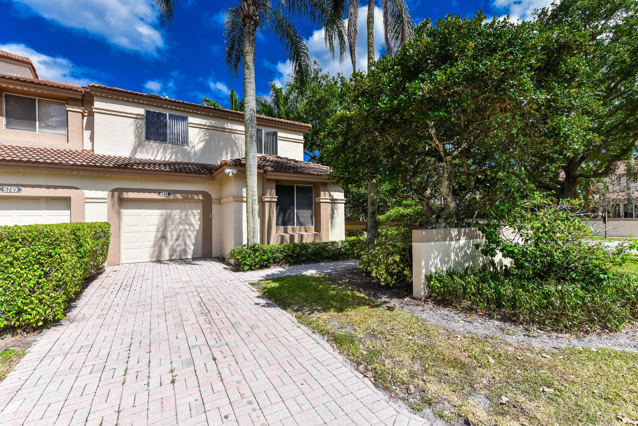 Largest end unit w/ garage in Cortina. Located in beautiful Boca Pointe Country Club, that does NOT require membership. Within steps of a private community pool and spa.