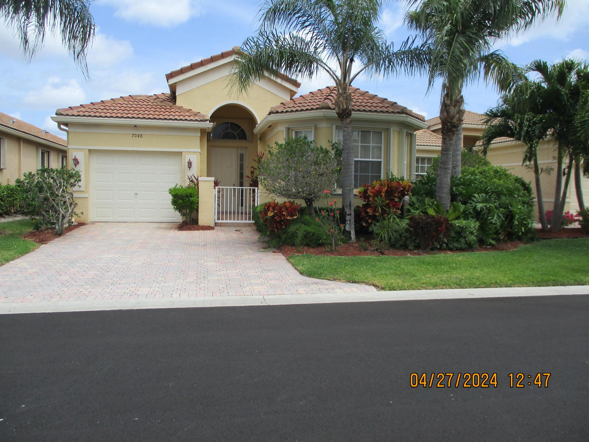 LOVELY HOME WITH 2BR/2BA PLUS DEN WITH HIGH CEILINGS, SPLIT FLOOR PLAN - WALK IN CLOSETS, ACCORIDAN SHUTTERS,1 YR OLD A/C  . VIZCAYA IS AN ACTIVE 55+ COMMUNITY WITH RE-MODELED CLUBHOUSE, ON- SITE MANAGER, HEATED RESORT SIZE POOL, TENNIS COURTS,PICKLE BALL, BOCCI FITNESS CENTER, CARDROOMS, SHOWS AND MORE'GREAT LOCATION CLOSE TO DOWNTOWN DELRAY WITH GREAT RESTAURANTS AND THE BEACH.  DONT MISS SEEING THIS HOME.
