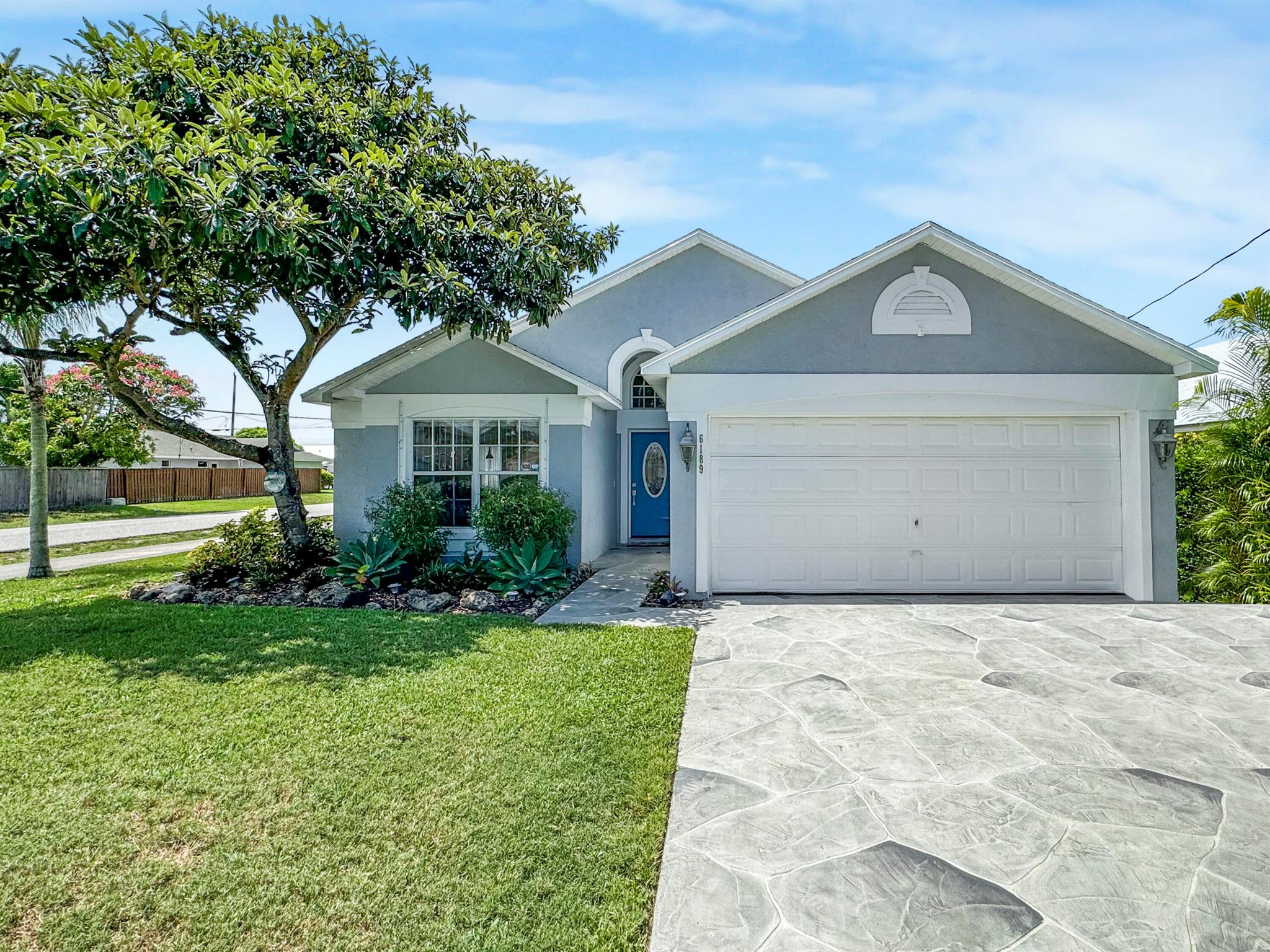 COME CHECK OUT THIS FULLY RENOVATED OASIS!!! BRAND NEW FRIGIDAIRE APPLIANCES. BRIGHT OPEN FLOOR PLAN, PORCELAIN PLANK FLOORS, HIGH VAULTED CEILINGS, LARGE EAT IN KITCHEN. SPRINKLER SYSTEM, LARGE CORNER LOT, ROOF, AC AND HOT WATER HEATER REPLACED IN 2019. APOXY GARAGE FLOOR. INCREDIBLE LOCATION IN JUPITER. NO HOA. AWAY FROM I 95. CBS Motivated Seller!!