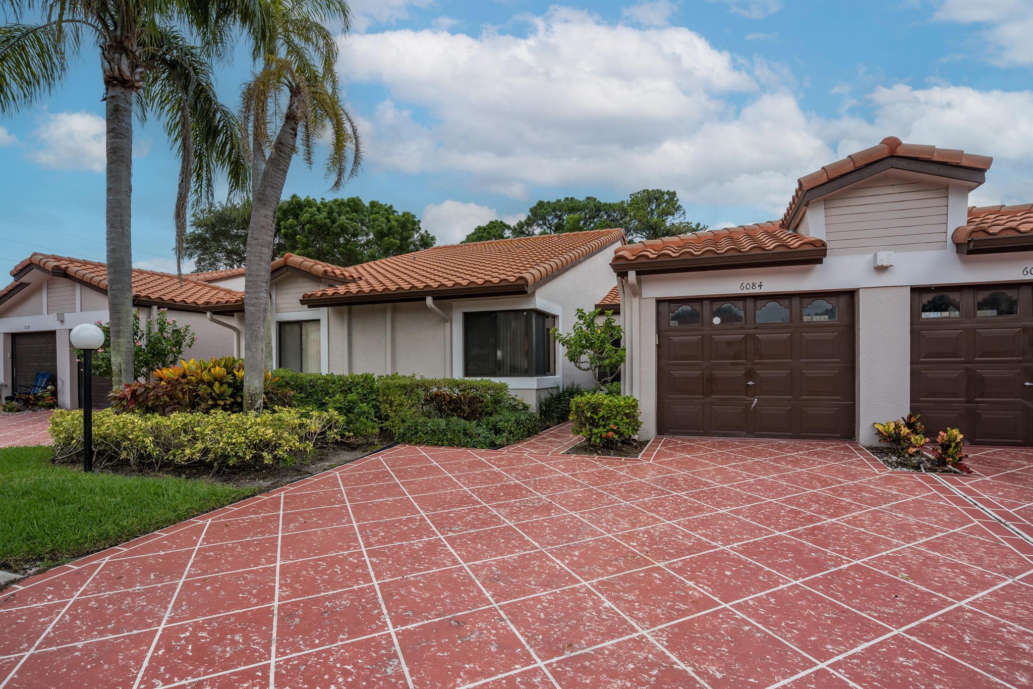 Light, bright,  2/2 capri villa with enclosed, air conditioned Florida room and attached garage. Kitchen has been redone  with granite counters and wood cabinets. All tile floors. Indoor laundry. 2 additional parking spaces in driveway.  HP is a 24/7 guard gated 55+ community. The recently renovated 53,000 square foot clubhouse has been fully redesigned. The 600 seat theater offers year round movies and live entertainment. Indoor heated pool. 4 outdoor heated pools with hot tubs. Gym. Billiard rooms. Aerobics room. Card rooms. Ping-pong room. Bocce court. Pickleball courts. Tennis courts. Numerous clubs and organized activities. And a cafe that's open for HP is a 24/7 guard gated 55+ community. The recently renovated 53,000 square foot clubhouse has been fully redesigned. The 600 seat theater offers year round movies and live entertainment. Indoor heated pool. 4 outdoor heated pools with hot tubs. Gym. Billiard rooms. Aerobics room. Card rooms. Ping-pong room. Bocce court. Pickleball courts. Tennis courts. Numerous clubs and organized activities. And a cafe that's open for breakfast and lunch every day.