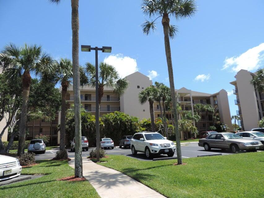 Impeccable condition.  Recently painted and newer living room decor.  A View of Carlin Park and a peek of the ocean from the screened porch.  Plenty to enjoy when you rent this condo. Community pool and a restaurant on site.  Ocean and Public beaches within a minutes travel.  Swimming, shelling, paddle boarding, snorkeling and tresaure hunting.  Don't miss out of this prime spot in Jupiter by the beach and available now through the end of December.Application to Jupiter Bay East $25