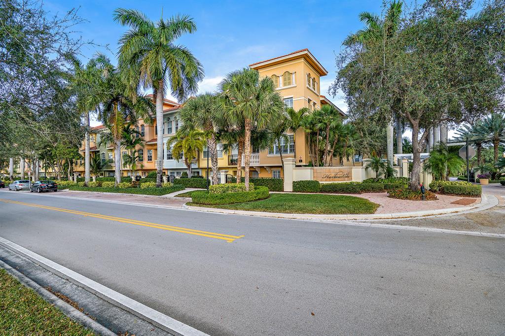 Photo 34 of home located at 11810  Valencia Gardens Avenue, Palm Beach Gardens FL