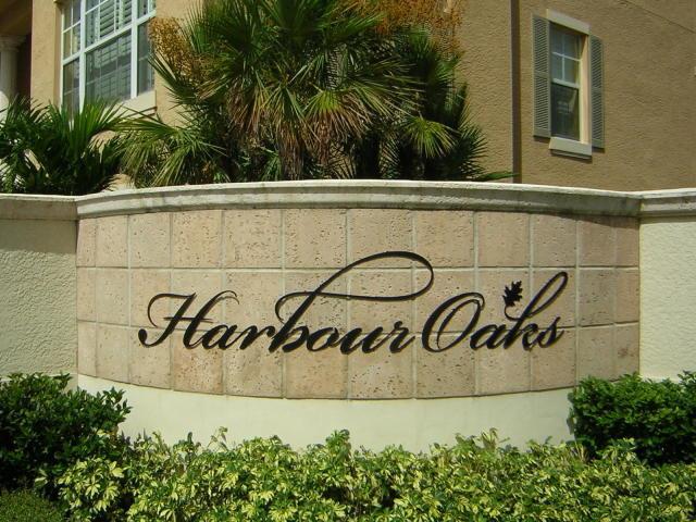 Photo 3 of home located at 11810  Valencia Gardens Avenue, Palm Beach Gardens FL