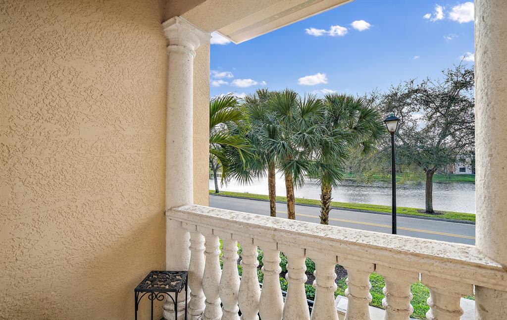 Photo 8 of home located at 11810  Valencia Gardens Avenue, Palm Beach Gardens FL