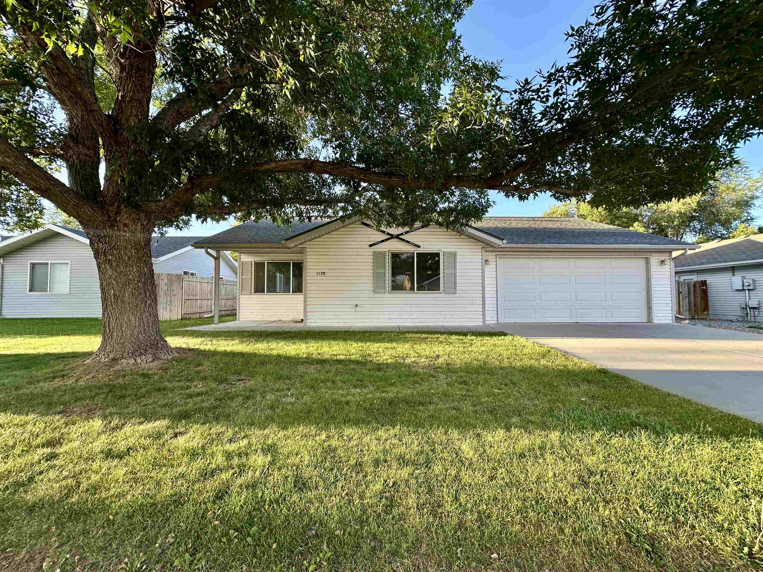 Cute 2 bedroom 1 bath home with a 2 car garage. This home has a bright open floor plan with large living/dining area, functional kitchen and a good sized master bedroom. Home sits on a big lot with mature trees and plenty of room to enjoy the outdoors in a great neighborhood and it's just down the street from Little Salt Wash Park.