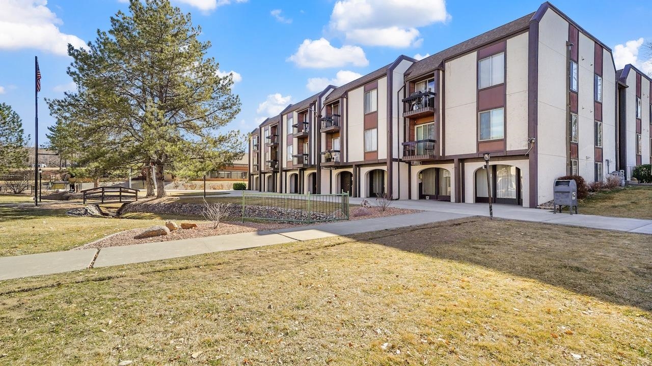 Located in the heart of Grand Junction. Close to the Hospital, shopping, schools. This unit has a nice size master - open living and dining space and a private balcony. Great lock & leave or a great space to call home.