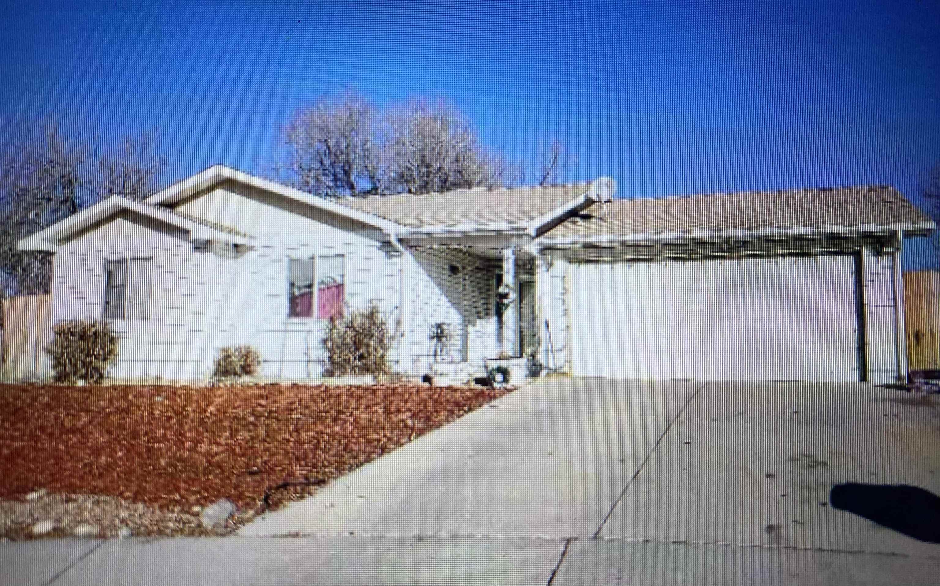 BACK ON THE MARKET! MOTIVATED SELLER!! 4/2/2 in quiet OM neighborhood! Large yard and in a cul de sac. Cute floor plan in need of TLC. 4 bedroom house- 4th bedroom is non-conforming and attached to master suite with backyard access. So many possibilities! House is a fixer and price reflects that. Go and Show.