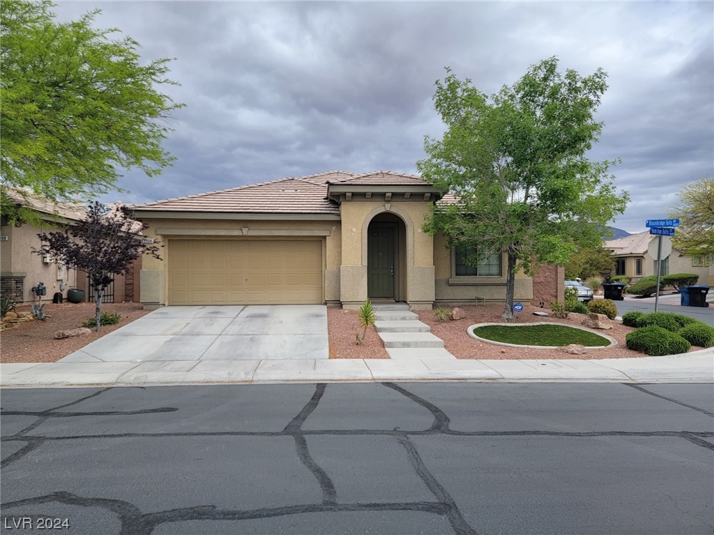 NICELY UPGRADED 3 BED OPEN FLOOR PLAN WITH BRAND NEW CARPET (not in photos). OPEN FLOOR PLAN WITH LIVING AND FAM ROOM SEPERATE. KITCHEN WITH GRANIT COUNTERS, ISLAND AND PANTRY.  SINGLE STORY CORNER LOT WITH LARGE REAR YARD.