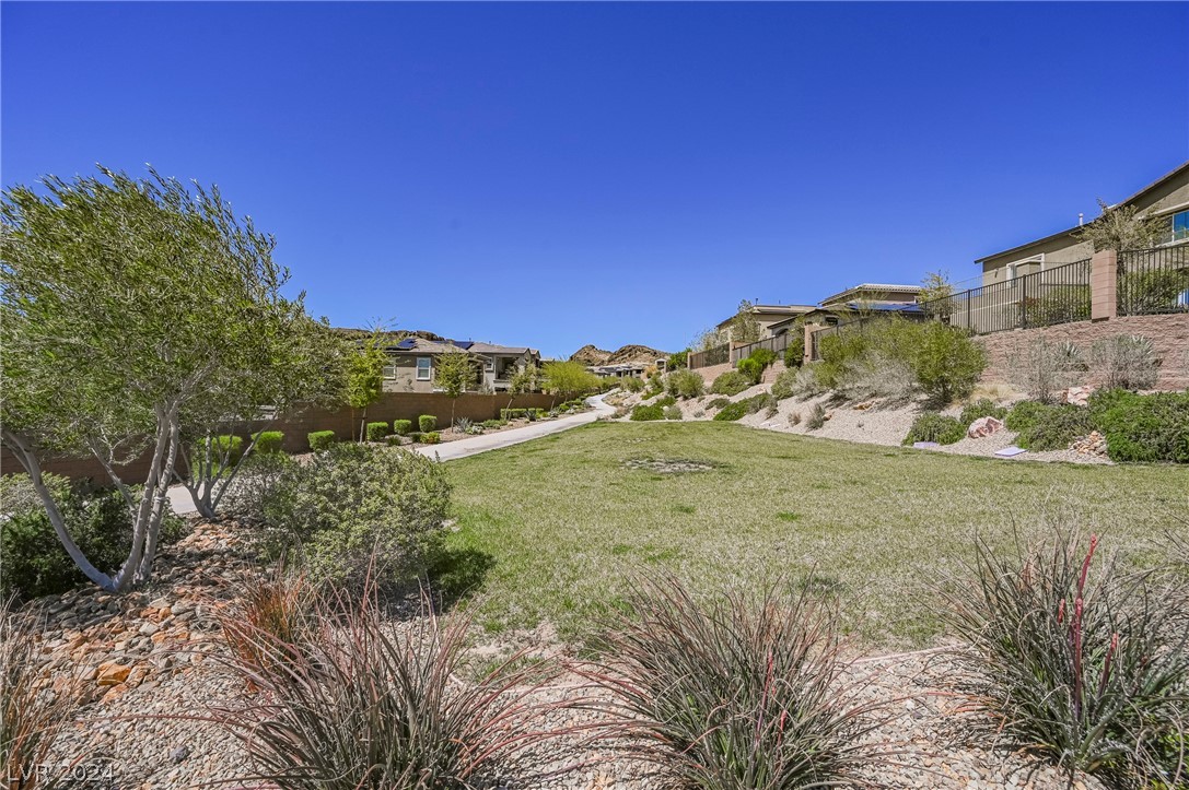 The Lake Las Vegas community boasts hiking/walking trails throughout with trailheads located right near the home.