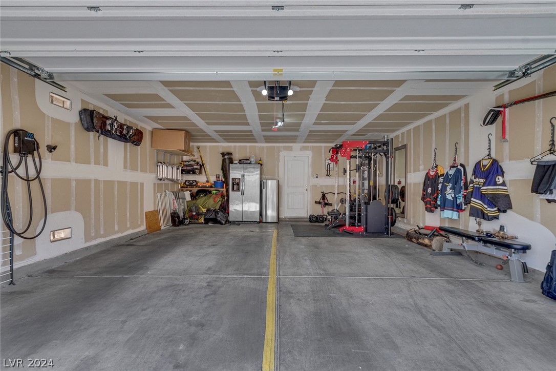 Extended, elongated garage 26ftx20ft for additional storage space & 240v outlet