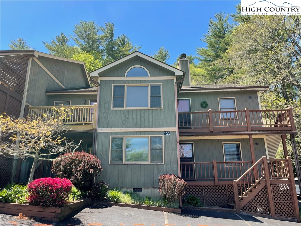 In town Blowing Rock Condo! 2/2 lower right corner unit. Bathrooms are freshly painted, and carpet was installed several years ago. Clean and ready to move in! Spacious living area with a wonderful bright sunroom, and a wood-burning fireplace for those chilly days. Please know that this unit needs updating. Price reflects that. No short-term rentals permitted - 28 day minimum. Ideal for a 2nd home mountain getaway and walking distance to all that the town of Blowing Rock as to offer.