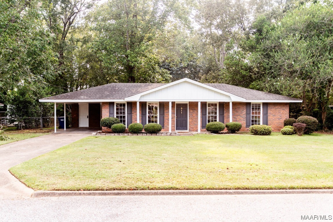 If you're looking for a centrally located subdivision in Wetumpka, then look no further! Meadowbrook has the best of both worlds - just off of 231 for those who make trips to Montgomery or for those who like to go to the lakes, and just a couple of miles from quaint, downtown Wetumpka.

This home has no neighbors in the back, unless you count the cows in the pasture. The kitchen was recently updated with new dishwasher, range, and hood, and the home also has updated lighting fixtures. New LVP flooring was installed in January of this year (after photos were taken).

Time is wasting, so make your move now and come and enjoy the best the River Region has to offer!

*Property sold as-is. Information deemed reliable, but not guaranteed.