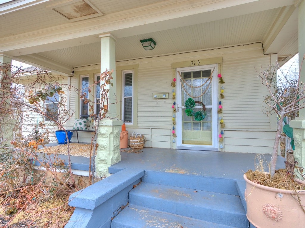 Step into a piece of history with this charming home, less than a mile from the University of Oklahoma. Nestled in a  cul-de-sac, it seamlessly combines historical character with modern updates. The updated kitchen and bathroom add contemporary flair, while the large lot provides ample outdoor space. A unique blend of old-world charm and convenience, all within walking distance to downtown Norman and a short bike ride to campus. The flex space offers either the convenience of a work from home office space or third bedroom if needed. The large storage shed in the backyard provides great storage. This would make for a wonderful rental come football season! 
Assumable
