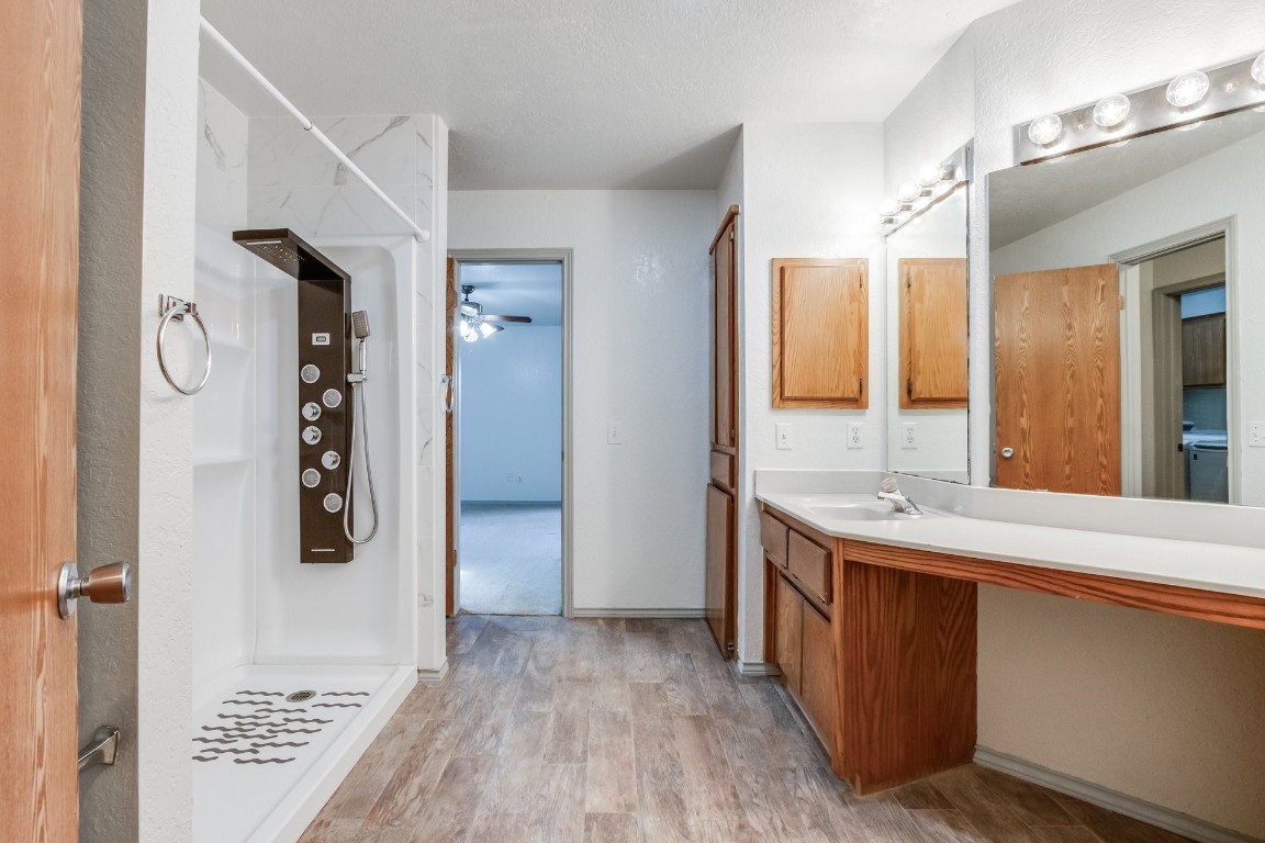 1310 Choctaw Trail, Blanchard, OK 73010 bathroom featuring ceiling fan, hardwood / wood-style floors, and large vanity