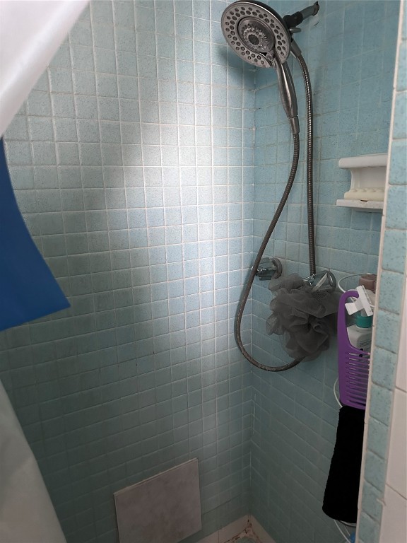 4309 S East Avenue, Oklahoma City, OK 73129 bathroom with tiled shower