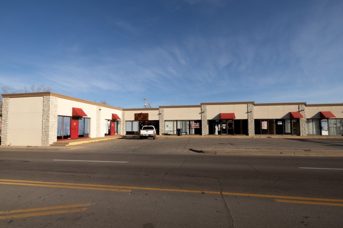 GREAT LOCATION. GREAT INVESTMENT COMMERCIAL PROPERTY, CURRENTLY 95% OCUPPIED WITH LEASE FOR RETAIL AND OFFICE SPACE.  PROPERTY HAVE SIDE PARKING FOR RETAIL/ OFFICE STORE FRONT.  THIS PROPERTY INCLUDED THE BUILDING STRIPMALL ON SW 29TH, METAL BUILDING BEHIND APRX. 10,103SQFT, THE SIDE BUILDING ON S OKLAHOMA AVE. ALL FOUR CORNER ON SHIELD,  SW 29TH AND S OKLAHOMA AVE.  SEE PLAT MAP. PROPERTY IS BE IN SOLD AS IS CONDITIONS.