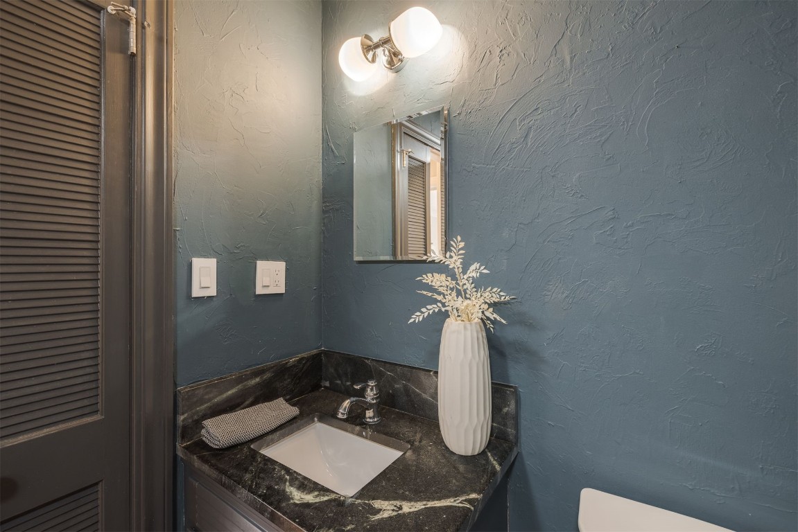 817 NW 40th Street, Oklahoma City, OK 73118 bathroom with vanity and toilet