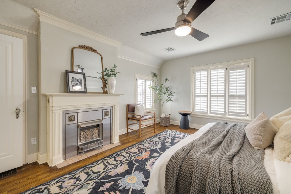 817 NW 40th Street, Oklahoma City, OK 73118 bedroom featuring light hardwood / wood-style floors, ceiling fan, and ornamental molding