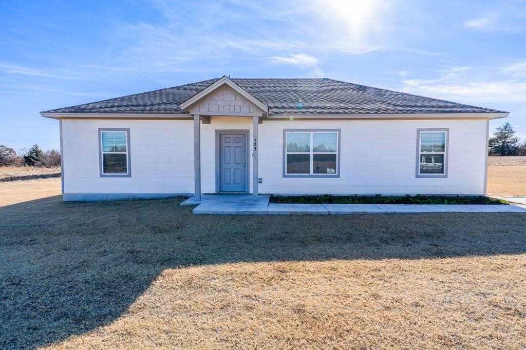 5231 Bluestem Avenue, Guthrie, OK 73044 ranch-style house with a front lawn
