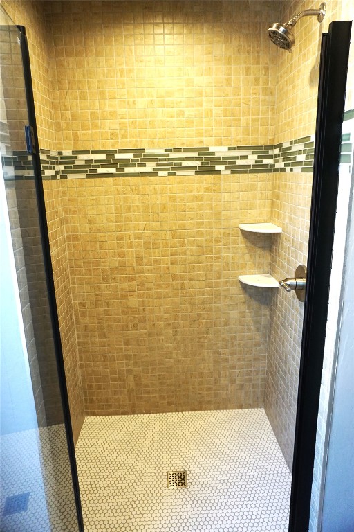 9201 Meadowbrook Lane, Guthrie, OK 73044 bathroom with a tile shower