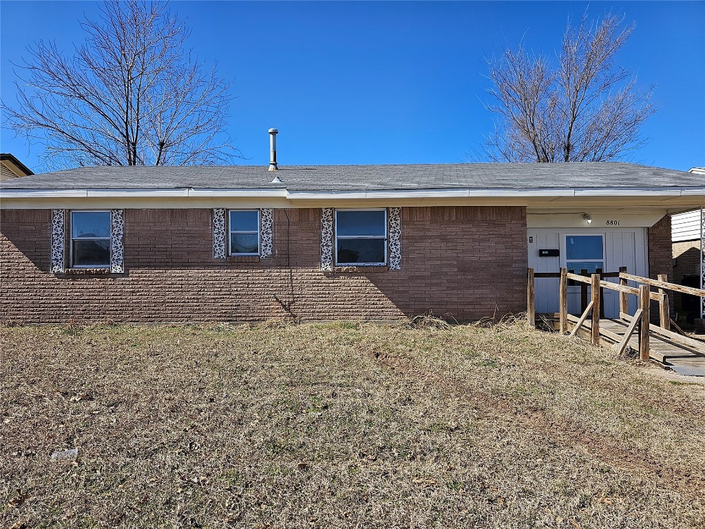 This would be a great starter home. The owner has placed new carpet throughout, and fresh paint throughout! Creating a warm and inviting feeling. Would be a great investment property to add to your portfolio as well!
