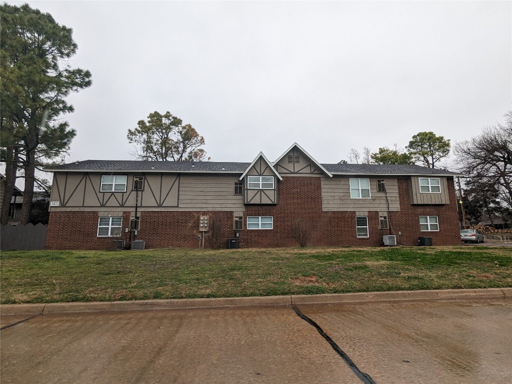 Check out this clean bottom story apartment now available. Featuring updated kitchen counters, cabinets, stainless appliances, a large bedroom, updated light fixtures. Must see!