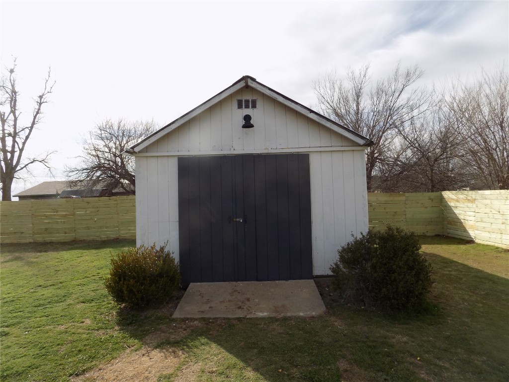 2706 CS 2831, Chickasha, OK 73018 view of shed / structure featuring a lawn