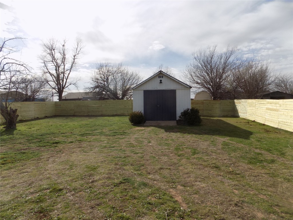 2706 CS 2831, Chickasha, OK 73018 view of yard featuring a storage shed