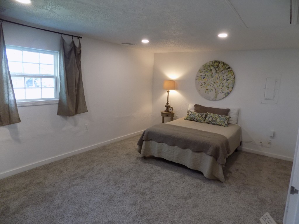 2706 CS 2831, Chickasha, OK 73018 bedroom with a textured ceiling and carpet