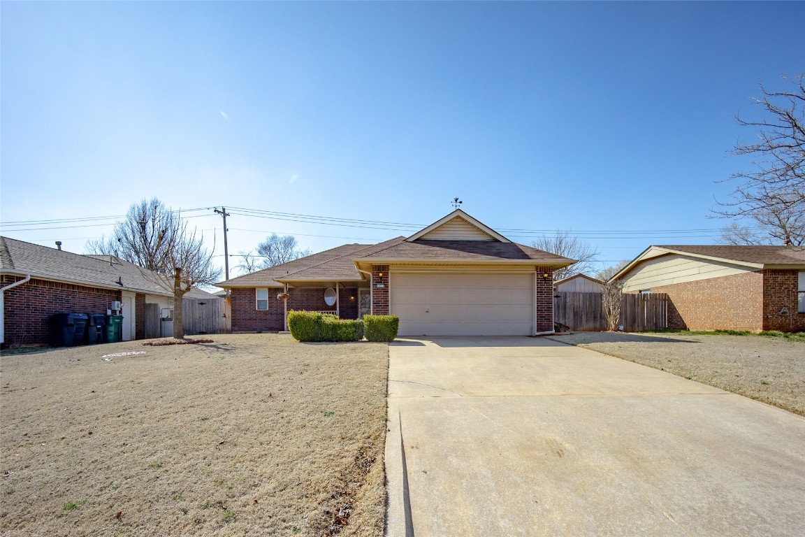 10221 S Blackwelder Avenue, Oklahoma City, OK 73139 ranch-style home with a garage