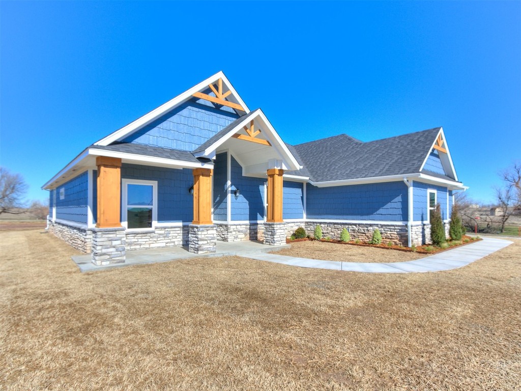 16755 Pondview Lane, Yukon, OK 73099 craftsman-style home with a front lawn