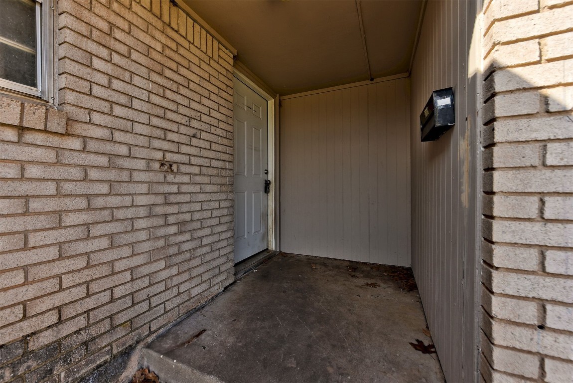 8709 N Hudson Avenue, Oklahoma City, OK 73114 view of doorway to property