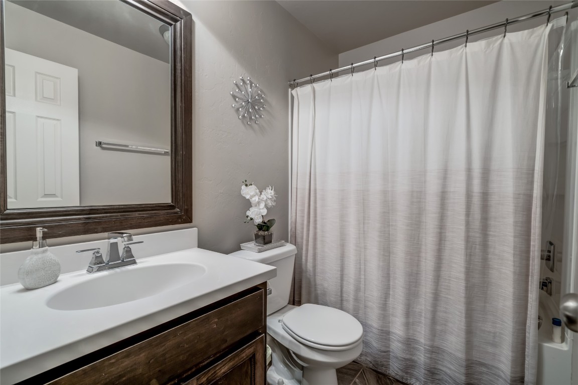 2561 NW 186th Street, Edmond, OK 73012 full bathroom featuring shower / tub combo, toilet, and vanity